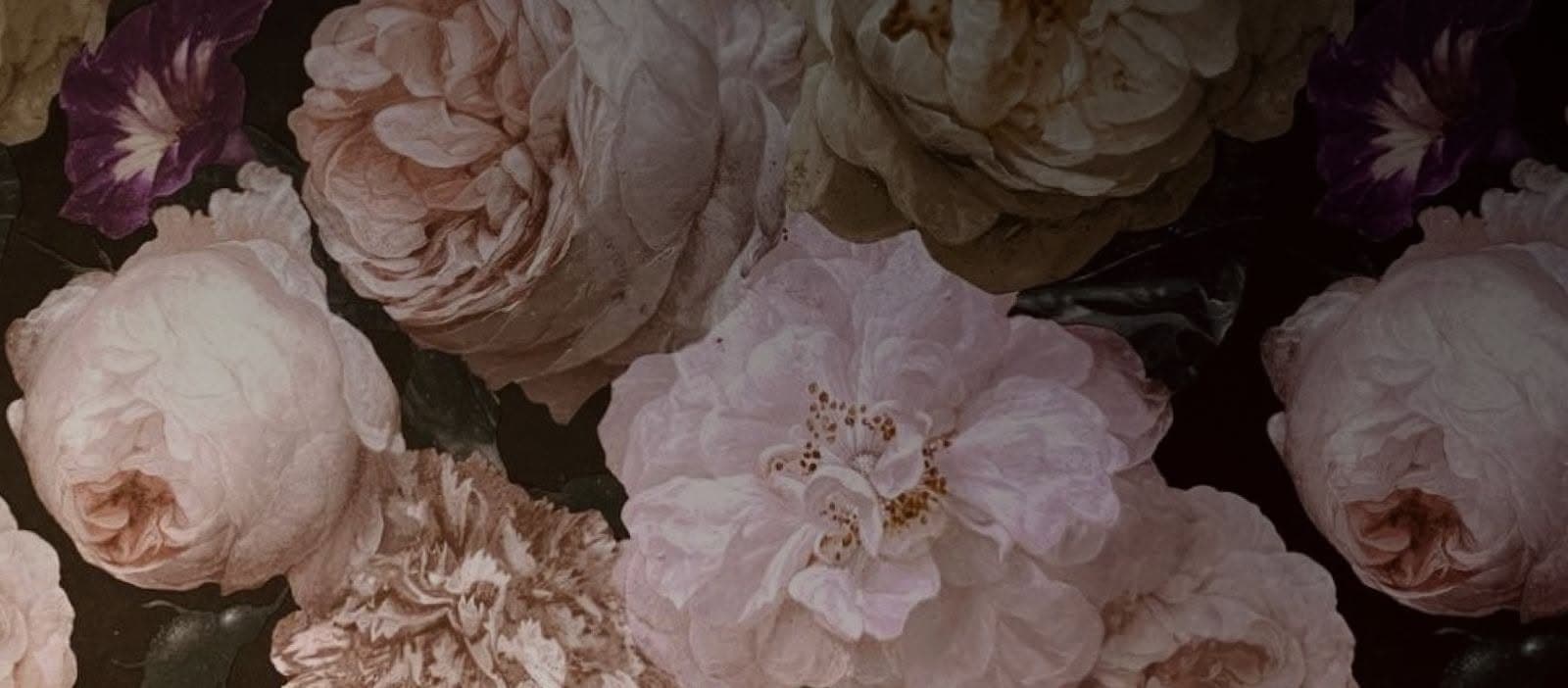 Compoziție florală în stil pictural, trandafiri și bujori într-o lumină caldă — atmosfera Florador